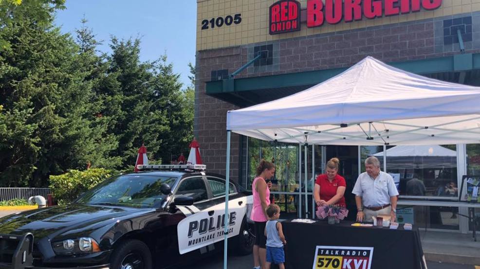 Red Onion Burgers KVI staff 3152_n.jpg Red Onion Burgers KVI staff 3152_n.jpg