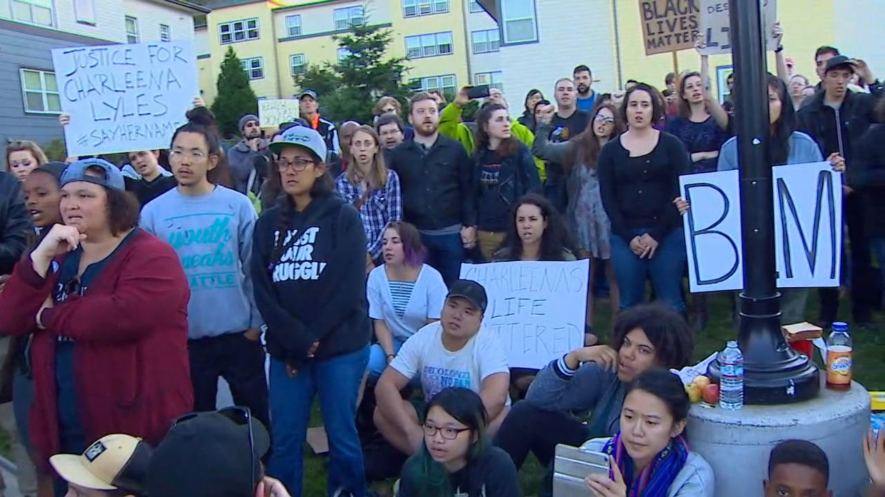 Mourners attend a vigil for Charleena Lyles, who was shot dead Sunday ... Mourners attend a vigil for Charleena Lyles, who was shot dead Sunday ...