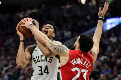 Leonard Scores 35 Raptors Beat Bucks 105 99 For 3 2 Lead Katu